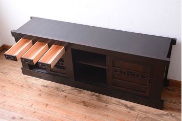 明治期の水屋箪笥をリペア&カスタム!背面を新材に張り替え、引き戸内に取り外し可能な棚板を設置。天板を取り付けローボードにカスタム。赤みがかった濃い茶色に着色し仕上げ。(テレビ台、テレビボード、収納棚、戸棚、キャビネット)