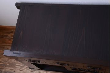明治期の水屋箪笥をリペア&カスタム!背面を新材に張り替え、引き戸内に取り外し可能な棚板を設置。天板を取り付けローボードにカスタム。赤みがかった濃い茶色に着色し仕上げ。(テレビ台、テレビボード、収納棚、戸棚、キャビネット)
