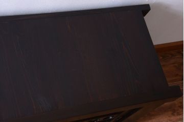 明治期の水屋箪笥をリペア&カスタム!背面を新材に張り替え、引き戸内に取り外し可能な棚板を設置。天板を取り付けローボードにカスタム。赤みがかった濃い茶色に着色し仕上げ。(テレビ台、テレビボード、収納棚、戸棚、キャビネット)