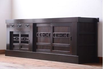 明治期の水屋箪笥をリペア&カスタム!背面を新材に張り替え、引き戸内に取り外し可能な棚板を設置。天板を取り付けローボードにカスタム。赤みがかった濃い茶色に着色し仕上げ。(テレビ台、テレビボード、収納棚、戸棚、キャビネット)