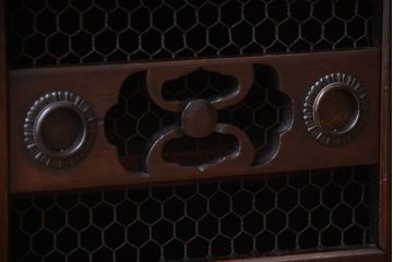 明治期の水屋箪笥をリペア&カスタム!背面を新材に張り替え、引き戸内に取り外し可能な棚板を設置。天板を取り付けローボードにカスタム。赤みがかった濃い茶色に着色し仕上げ。(テレビ台、テレビボード、収納棚、戸棚、キャビネット)