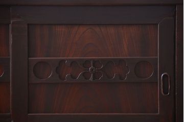 明治期の水屋箪笥をリペア&カスタム!背面を新材に張り替え、引き戸内に取り外し可能な棚板を設置。天板を取り付けローボードにカスタム。赤みがかった濃い茶色に着色し仕上げ。(テレビ台、テレビボード、収納棚、戸棚、キャビネット)