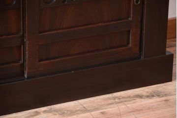 明治期の水屋箪笥をリペア&カスタム!背面を新材に張り替え、引き戸内に取り外し可能な棚板を設置。天板を取り付けローボードにカスタム。赤みがかった濃い茶色に着色し仕上げ。(テレビ台、テレビボード、収納棚、戸棚、キャビネット)