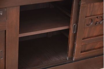 明治期の水屋箪笥をリペア&カスタム!背面を新材に張り替え、引き戸内に取り外し可能な棚板を設置。天板を取り付けローボードにカスタム。赤みがかった濃い茶色に着色し仕上げ。(テレビ台、テレビボード、収納棚、戸棚、キャビネット)