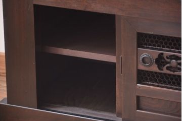 明治期の水屋箪笥をリペア&カスタム!背面を新材に張り替え、引き戸内に取り外し可能な棚板を設置。天板を取り付けローボードにカスタム。赤みがかった濃い茶色に着色し仕上げ。(テレビ台、テレビボード、収納棚、戸棚、キャビネット)