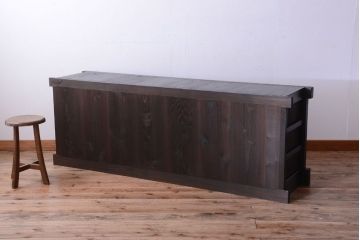 明治期の水屋箪笥をリペア&カスタム!背面を新材に張り替え、引き戸内に取り外し可能な棚板を設置。天板を取り付けローボードにカスタム。赤みがかった濃い茶色に着色し仕上げ。(テレビ台、テレビボード、収納棚、戸棚、キャビネット)