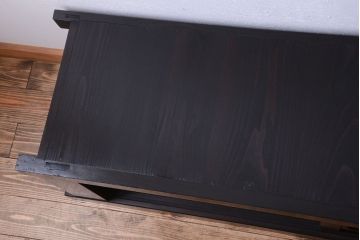 明治大正期の水屋箪笥をリペア&カスタム!背面を新材に張り替え、引き戸内に取り外し可能な棚板を設置。天板を取り付けローボードにリメイク。赤みがかった濃い茶色に着色し仕上げ。(テレビ台、テレビボード、収納棚、戸棚、キャビネット)