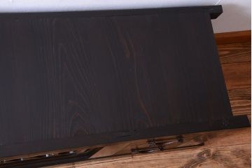 明治大正期の水屋箪笥をリペア&カスタム!背面を新材に張り替え、引き戸内に取り外し可能な棚板を設置。天板を取り付けローボードにリメイク。赤みがかった濃い茶色に着色し仕上げ。(テレビ台、テレビボード、収納棚、戸棚、キャビネット)