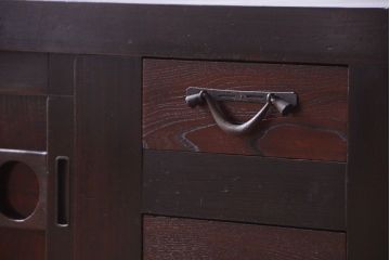 明治大正期の水屋箪笥をリペア&カスタム!背面を新材に張り替え、引き戸内に取り外し可能な棚板を設置。天板を取り付けローボードにリメイク。赤みがかった濃い茶色に着色し仕上げ。(テレビ台、テレビボード、収納棚、戸棚、キャビネット)