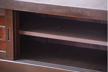明治大正期の水屋箪笥をリペア&カスタム!背面を新材に張り替え、引き戸内に取り外し可能な棚板を設置。天板を取り付けローボードにリメイク。赤みがかった濃い茶色に着色し仕上げ。(テレビ台、テレビボード、収納棚、戸棚、キャビネット)
