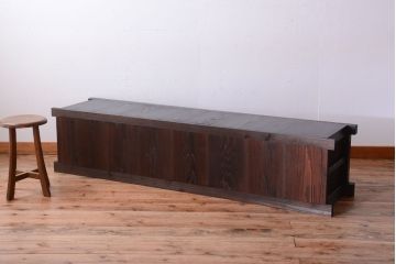 明治大正期の水屋箪笥をリペア&カスタム!背面を新材に張り替え、引き戸内に取り外し可能な棚板を設置。天板を取り付けローボードにリメイク。赤みがかった濃い茶色に着色し仕上げ。(テレビ台、テレビボード、収納棚、戸棚、キャビネット)