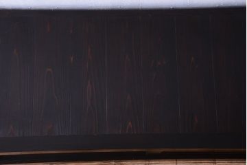 明治大正期の水屋箪笥をリペア&カスタム!背面は新材に交換し、引き戸内に取り外し可能な棚板を設置。天板を取り付けローボードにリメイク。赤みがかった濃い茶色に着色し仕上げ。(テレビ台、テレビボード、収納棚、戸棚、キャビネット)