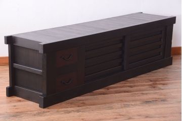 明治大正期の水屋箪笥をリペア&カスタム!背面は新材に交換し、引き戸内に取り外し可能な棚板を設置。天板を取り付けローボードにリメイク。赤みがかった濃い茶色に着色し仕上げ。(テレビ台、テレビボード、収納棚、戸棚、キャビネット)