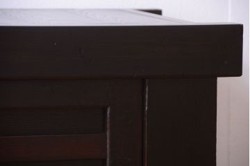 明治大正期の水屋箪笥をリペア&カスタム!背面は新材に交換し、引き戸内に取り外し可能な棚板を設置。天板を取り付けローボードにリメイク。赤みがかった濃い茶色に着色し仕上げ。(テレビ台、テレビボード、収納棚、戸棚、キャビネット)