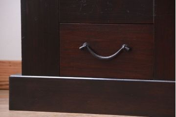 明治大正期の水屋箪笥をリペア&カスタム!背面は新材に交換し、引き戸内に取り外し可能な棚板を設置。天板を取り付けローボードにリメイク。赤みがかった濃い茶色に着色し仕上げ。(テレビ台、テレビボード、収納棚、戸棚、キャビネット)