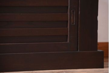 明治大正期の水屋箪笥をリペア&カスタム!背面は新材に交換し、引き戸内に取り外し可能な棚板を設置。天板を取り付けローボードにリメイク。赤みがかった濃い茶色に着色し仕上げ。(テレビ台、テレビボード、収納棚、戸棚、キャビネット)