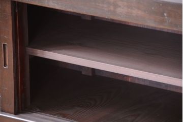 明治大正期の水屋箪笥をリペア&カスタム!背面は新材に交換し、引き戸内に取り外し可能な棚板を設置。天板を取り付けローボードにリメイク。赤みがかった濃い茶色に着色し仕上げ。(テレビ台、テレビボード、収納棚、戸棚、キャビネット)