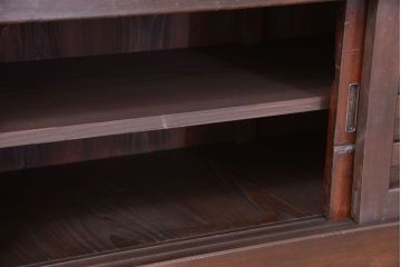 明治大正期の水屋箪笥をリペア&カスタム!背面は新材に交換し、引き戸内に取り外し可能な棚板を設置。天板を取り付けローボードにリメイク。赤みがかった濃い茶色に着色し仕上げ。(テレビ台、テレビボード、収納棚、戸棚、キャビネット)