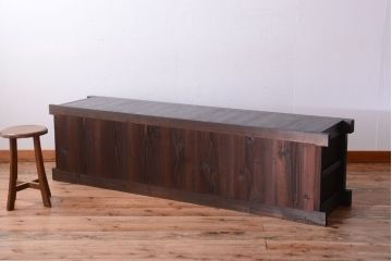 明治大正期の水屋箪笥をリペア&カスタム!背面は新材に交換し、引き戸内に取り外し可能な棚板を設置。天板を取り付けローボードにリメイク。赤みがかった濃い茶色に着色し仕上げ。(テレビ台、テレビボード、収納棚、戸棚、キャビネット)