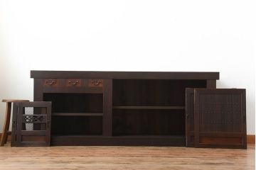 水屋箪笥をリペア&カスタム!天板を取り付け、引き戸内には棚板を設置しローボードにリメイク。赤みがかった濃い茶色に着色し仕上げ。(テレビ台、テレビボード、収納棚、キャビネット)