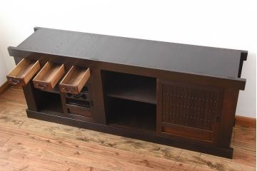 水屋箪笥をリペア&カスタム!天板を取り付け、引き戸内には棚板を設置しローボードにリメイク。赤みがかった濃い茶色に着色し仕上げ。(テレビ台、テレビボード、収納棚、キャビネット)