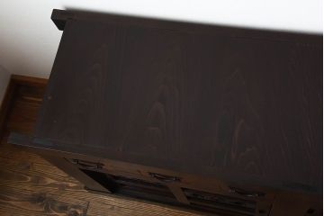 水屋箪笥をリペア&カスタム!天板を取り付け、引き戸内には棚板を設置しローボードにリメイク。赤みがかった濃い茶色に着色し仕上げ。(テレビ台、テレビボード、収納棚、キャビネット)