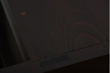 水屋箪笥をリペア&カスタム!天板を取り付け、引き戸内には棚板を設置しローボードにリメイク。赤みがかった濃い茶色に着色し仕上げ。(テレビ台、テレビボード、収納棚、キャビネット)