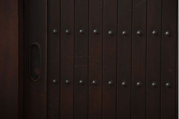 水屋箪笥をリペア&カスタム!天板を取り付け、引き戸内には棚板を設置しローボードにリメイク。赤みがかった濃い茶色に着色し仕上げ。(テレビ台、テレビボード、収納棚、キャビネット)