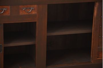 水屋箪笥をリペア&カスタム!天板を取り付け、引き戸内には棚板を設置しローボードにリメイク。赤みがかった濃い茶色に着色し仕上げ。(テレビ台、テレビボード、収納棚、キャビネット)