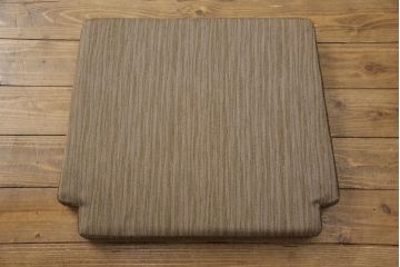 松本民芸家具のD型布張り椅子をリペア&カスタム!生地を張り替え、クッションを新規製作。木部は元の色味をベースに着色し仕上げ。(アームチェア、一人掛けソファ)