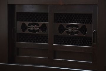 明治期の水屋箪笥をリペア&カスタム!天板を取り付け背面は新材に張り直し、ローボードにリメイク。内部に棚板を追加。赤みがかった濃い茶色に着色し仕上げ。(テレビ台、テレビボード、収納棚、キャビネット)