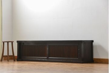 明治期の水屋箪笥をリペア&カスタム!天板を取り付け背板を張り直し、ローボードにリメイク。内部に棚板を追加。黒系の茶色と赤系の茶色のツートンカラーに着色し仕上げ。(テレビ台、テレビボード、収納棚、キャビネット)