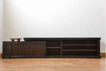 明治期の水屋箪笥をリペア&カスタム!天板を取り付け背板を張り直し、ローボードにリメイク。内部に棚板を追加。黒系の茶色と赤系の茶色のツートンカラーに着色し仕上げ。(テレビ台、テレビボード、収納棚、キャビネット)