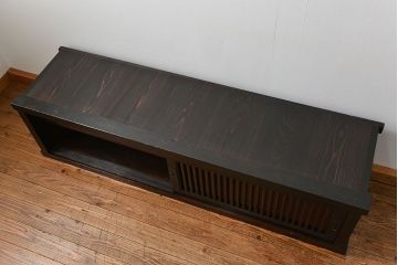 明治期の水屋箪笥をリペア&カスタム!天板を取り付け背板を張り直し、ローボードにリメイク。内部に棚板を追加。黒系の茶色と赤系の茶色のツートンカラーに着色し仕上げ。(テレビ台、テレビボード、収納棚、キャビネット)