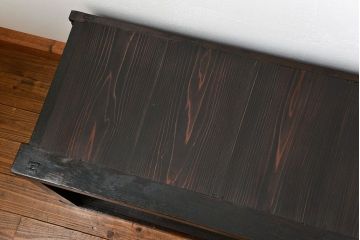 明治期の水屋箪笥をリペア&カスタム!天板を取り付け背板を張り直し、ローボードにリメイク。内部に棚板を追加。黒系の茶色と赤系の茶色のツートンカラーに着色し仕上げ。(テレビ台、テレビボード、収納棚、キャビネット)