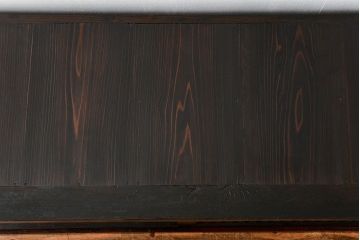明治期の水屋箪笥をリペア&カスタム!天板を取り付け背板を張り直し、ローボードにリメイク。内部に棚板を追加。黒系の茶色と赤系の茶色のツートンカラーに着色し仕上げ。(テレビ台、テレビボード、収納棚、キャビネット)