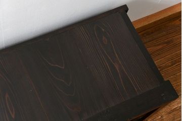 明治期の水屋箪笥をリペア&カスタム!天板を取り付け背板を張り直し、ローボードにリメイク。内部に棚板を追加。黒系の茶色と赤系の茶色のツートンカラーに着色し仕上げ。(テレビ台、テレビボード、収納棚、キャビネット)