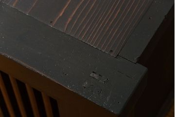 明治期の水屋箪笥をリペア&カスタム!天板を取り付け背板を張り直し、ローボードにリメイク。内部に棚板を追加。黒系の茶色と赤系の茶色のツートンカラーに着色し仕上げ。(テレビ台、テレビボード、収納棚、キャビネット)