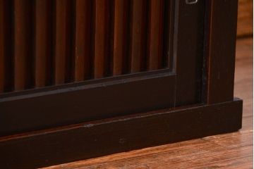 明治期の水屋箪笥をリペア&カスタム!天板を取り付け背板を張り直し、ローボードにリメイク。内部に棚板を追加。黒系の茶色と赤系の茶色のツートンカラーに着色し仕上げ。(テレビ台、テレビボード、収納棚、キャビネット)