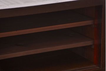 明治期の水屋箪笥をリペア&カスタム!天板を取り付け背板を張り直し、ローボードにリメイク。内部に棚板を追加。黒系の茶色と赤系の茶色のツートンカラーに着色し仕上げ。(テレビ台、テレビボード、収納棚、キャビネット)