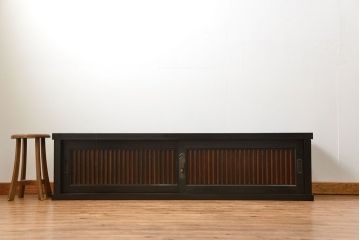 明治期の水屋箪笥をリペア&カスタム!天板を取り付け背板を張り直し、ローボードにリメイク。内部に棚板を追加。黒系の茶色と赤系の茶色のツートンカラーに着色し仕上げ。(テレビ台、テレビボード、収納棚、キャビネット)