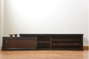 明治期の水屋箪笥をリペア&カスタム!天板を取り付け背板を張り直し、ローボードにリメイク。内部に棚板を追加。黒系の茶色と赤系の茶色のツートンカラーに着色し仕上げ。(テレビ台、テレビボード、収納棚、キャビネット)