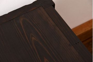 明治期の水屋箪笥をリペア&カスタム!天板を取り付け背板を張り直し、ローボードにリメイク。内部に棚板を追加。黒系の茶色と赤系の茶色のツートンカラーに着色し仕上げ。(テレビ台、テレビボード、収納棚、キャビネット)
