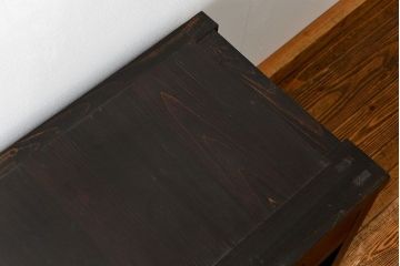 明治期の水屋箪笥をリペア&カスタム!天板を取り付け、棚板を追加しローボードにリメイク。黒系の茶色と赤系の茶色のツートンカラーに着色し仕上げ。(テレビ台、テレビボード、収納棚、キャビネット)