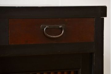明治期の水屋箪笥をリペア&カスタム!天板を取り付け、棚板を追加しローボードにリメイク。黒系の茶色と赤系の茶色のツートンカラーに着色し仕上げ。(テレビ台、テレビボード、収納棚、キャビネット)