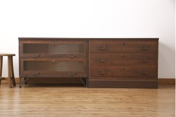 重ね桐箪笥をリペア&カスタム!片方は鉄脚を取り付け、引き出しの前板にモールガラスを取り付け。片方は台輪と天板を取り付け。2台をローボードとして並べて使えるよう高さを調整。どちらも現状の色味を生かした濃い茶色で着色し仕上げ。(テレビ台、テレビボード、リビングボード)