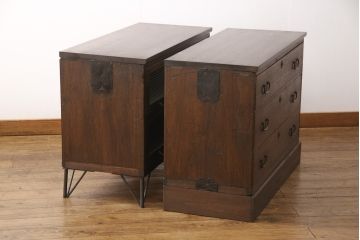 重ね桐箪笥をリペア&カスタム!片方は鉄脚を取り付け、引き出しの前板にモールガラスを取り付け。片方は台輪と天板を取り付け。2台をローボードとして並べて使えるよう高さを調整。どちらも現状の色味を生かした濃い茶色で着色し仕上げ。(テレビ台、テレビボード、リビングボード)