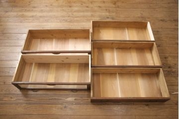 重ね桐箪笥をリペア&カスタム!片方は鉄脚を取り付け、引き出しの前板にモールガラスを取り付け。片方は台輪と天板を取り付け。2台をローボードとして並べて使えるよう高さを調整。どちらも現状の色味を生かした濃い茶色で着色し仕上げ。(テレビ台、テレビボード、リビングボード)
