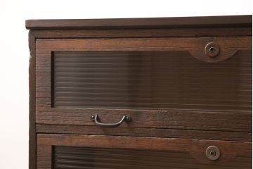 重ね桐箪笥をリペア&カスタム!片方は鉄脚を取り付け、引き出しの前板にモールガラスを取り付け。片方は台輪と天板を取り付け。2台をローボードとして並べて使えるよう高さを調整。どちらも現状の色味を生かした濃い茶色で着色し仕上げ。(テレビ台、テレビボード、リビングボード)