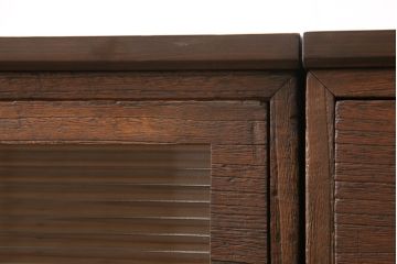 重ね桐箪笥をリペア&カスタム!片方は鉄脚を取り付け、引き出しの前板にモールガラスを取り付け。片方は台輪と天板を取り付け。2台をローボードとして並べて使えるよう高さを調整。どちらも現状の色味を生かした濃い茶色で着色し仕上げ。(テレビ台、テレビボード、リビングボード)